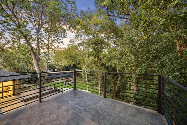 Building Photo - 203 Cove Creek Ln