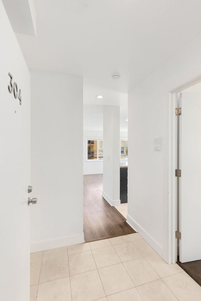 Building Photo - Admiral District 1 Bedroom Condo with Laun...