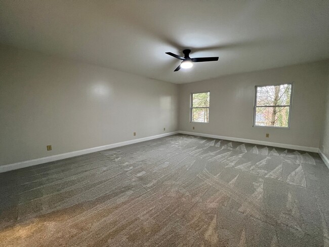 Building Photo - Beautifully Renovated Home!  5 Bedroom, 3 ...