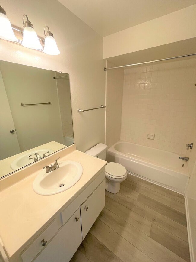 Building Photo - Scandia Pines Condo- Great Amenities!!
