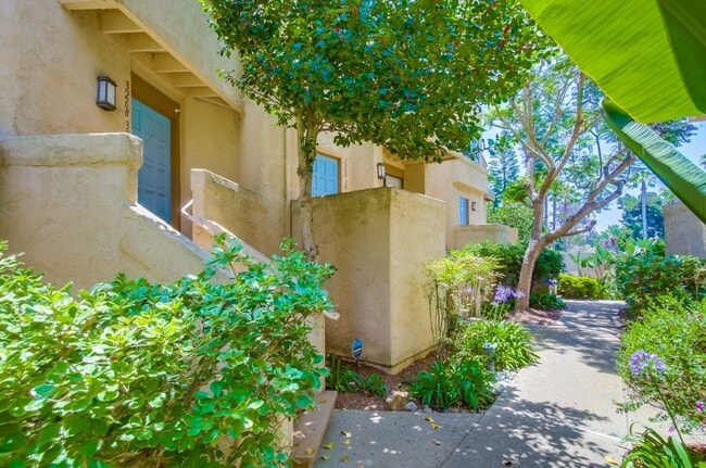 Building Photo - Spacious La Jolla Townhome in Desirable Wo...