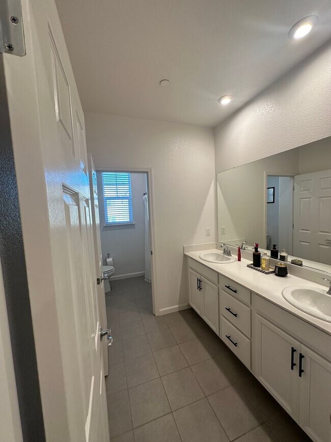 Building Photo - Modern Elegance in Roseville: Spacious 4 Bed, 3 Bath Home in Top School District!