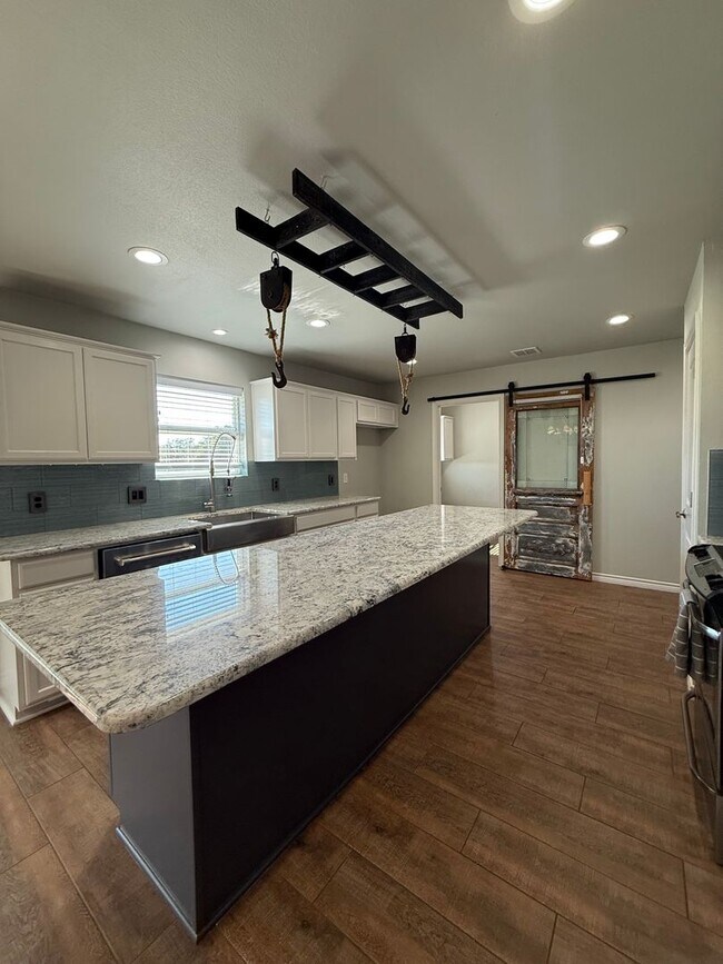 Building Photo - Beautiful modern farmhouse with 5 bedrooms...