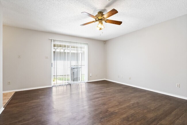 Building Photo - 3 bedroom / 2 bath home in Creekside subdivision