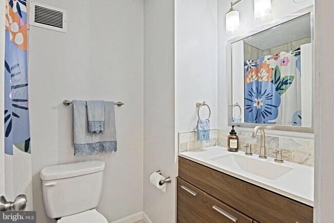 Building Photo - 2918 Glenvale Dr