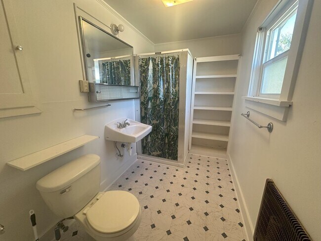 Building Photo - 2 BD, 1 BA cottage