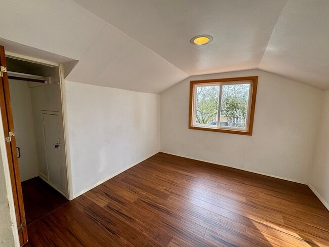 Building Photo - Beautiful 4 Bedroom, 2 Bath with Bonus Room in the Whiteaker Neighborhood!