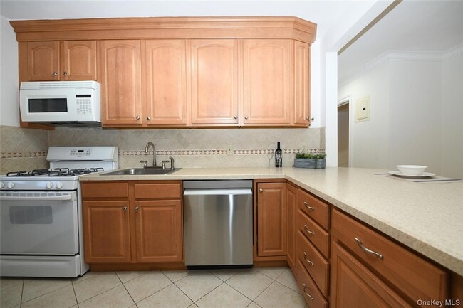 Building Photo - 590 Bedford Rd