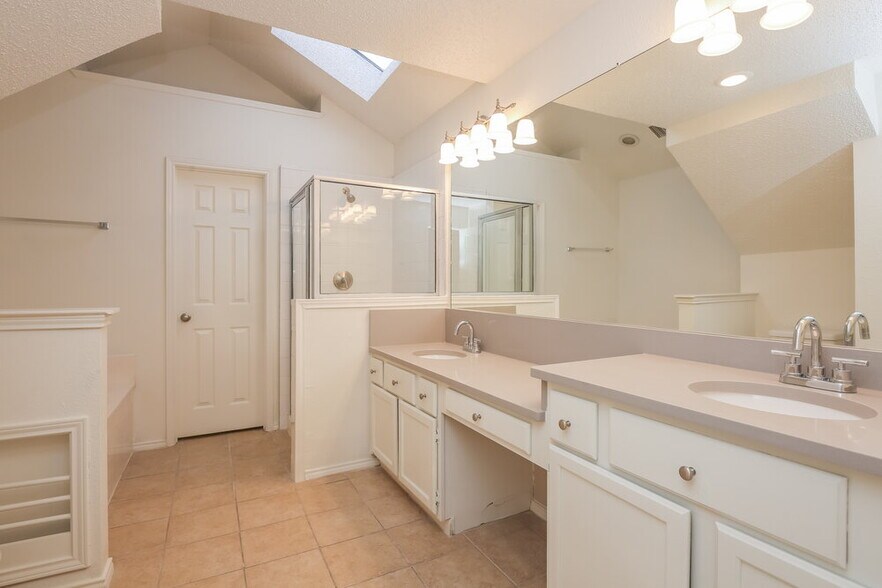 Building Photo - 1511 Springwood Dr
