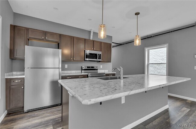 Building Photo - 140 Seymour St