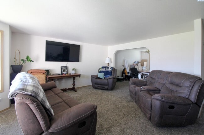 Building Photo - 4 Bed/2.5 Bath House in West Pasco