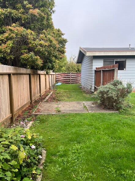 Building Photo - 5926 Walnut Dr