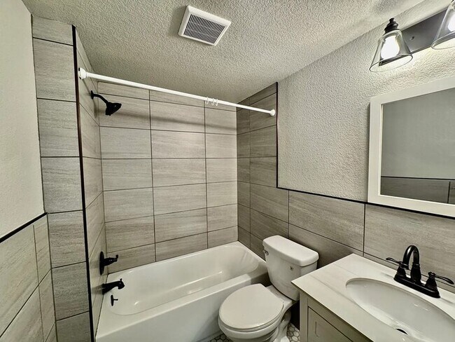 Building Photo - Look no further! newly remodeled 2 bed centrally located