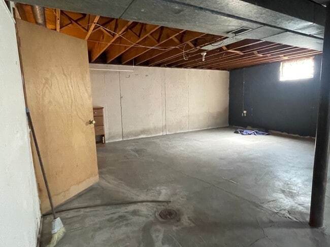 Building Photo - {731} Convenient Location + Full basement + 2 Car Tandem Garage