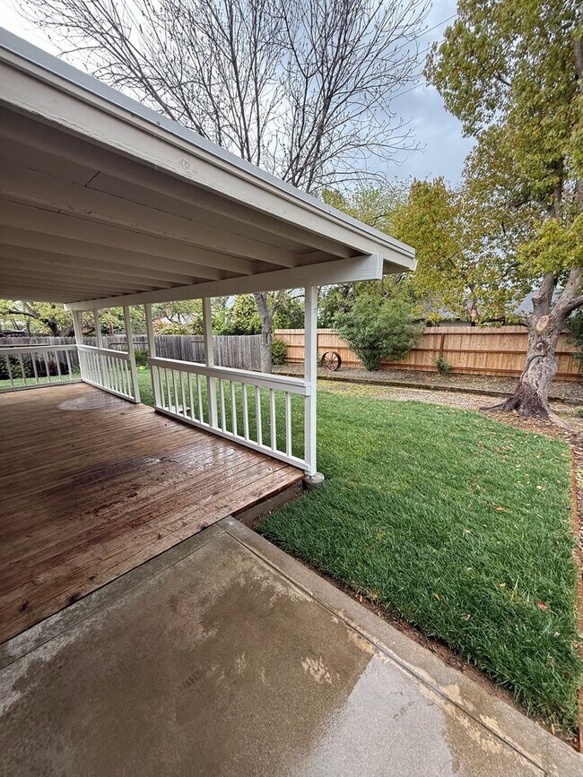 Building Photo - 3-bedroom, 2-bathroom home in great neighborhood!