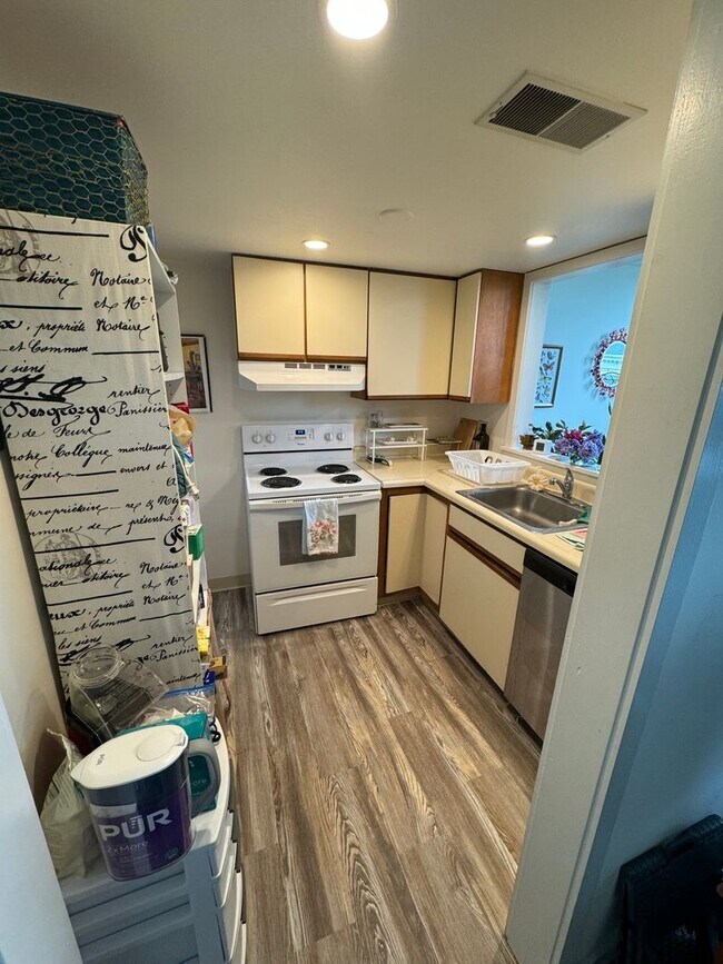 Building Photo - One Bedroom in Downtown Emmaus