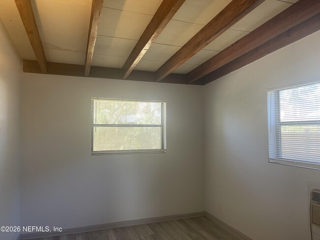 Building Photo - 530 Myra St