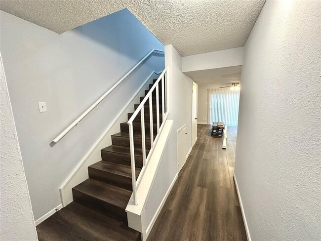 Building Photo - 3822 Southway Dr