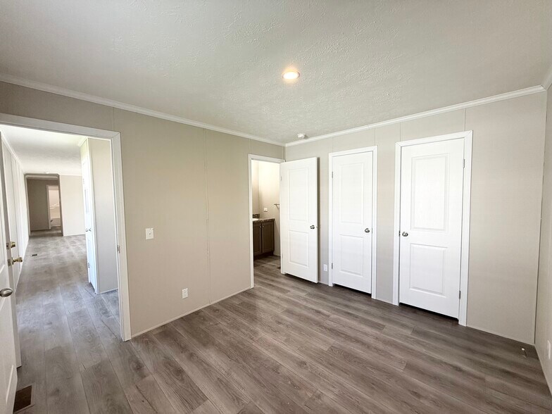 Building Photo - 9356 River Dr