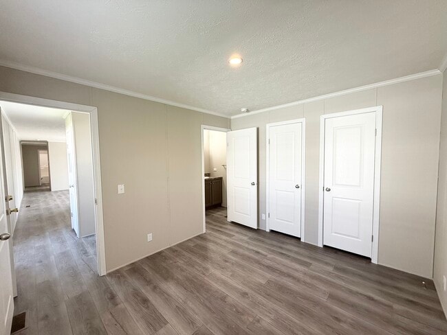 Building Photo - 9356 River Dr