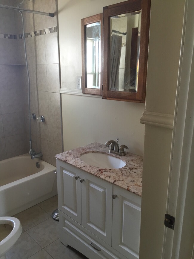 Building Photo - 2 bedroom 1 bath freshly painted in Redford