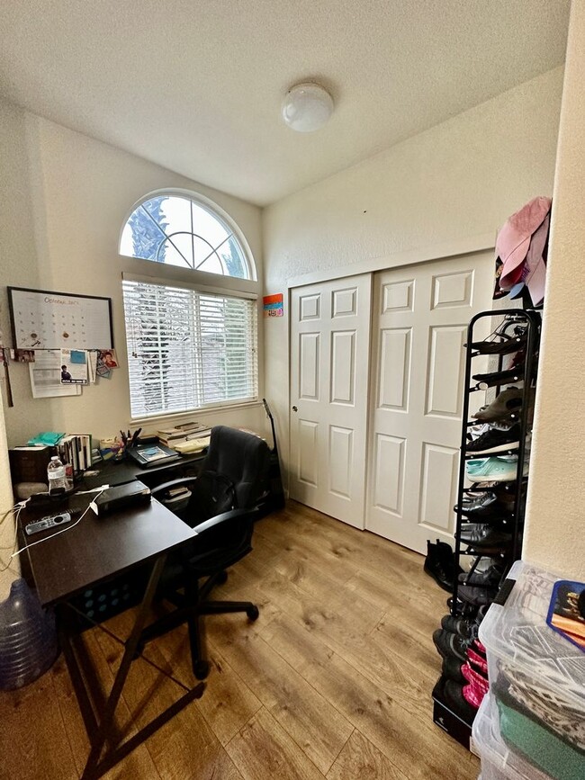 Building Photo - Davis - Centrally Located Home