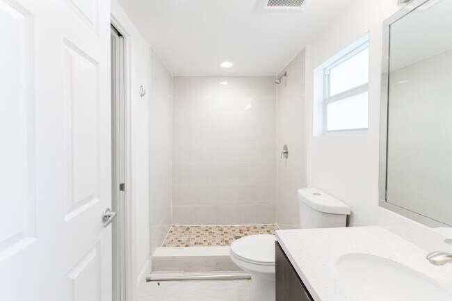 Building Photo - 364 E Palmetto Park Rd