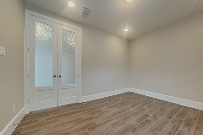Building Photo - 5417 Larkin St