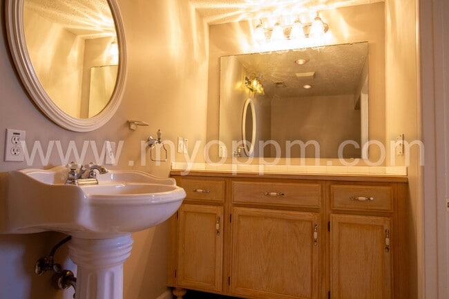 Building Photo - Beautiful 4 Bed 2 Bath Home for Rent in Mi...