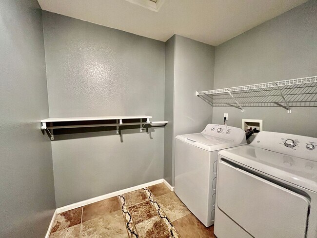 Building Photo - *ONE MONTH FREE RENT!* Beautifully Updated 3 Bedroom Town Home