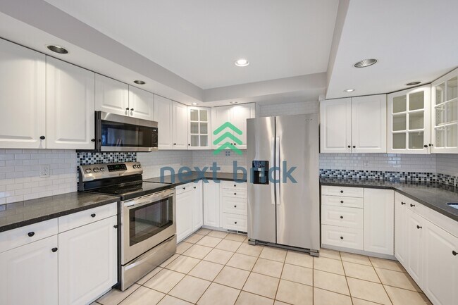 Building Photo - "Charming 3-Bedroom Bellevue Retreat: Cozy Comfort & Ideal Location!"