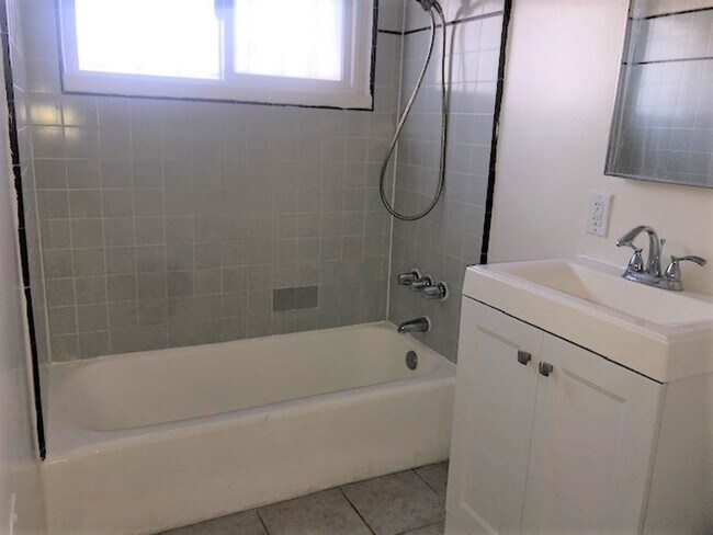 Building Photo - Spacious and bright  1bed/1bath