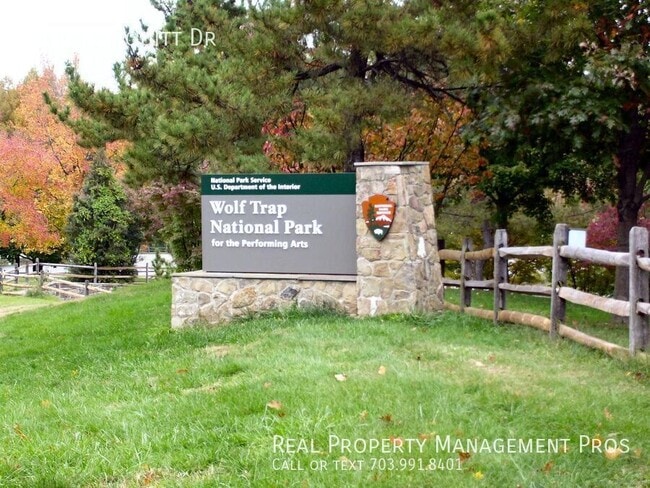 Building Photo - 9632 Nonquitt Dr