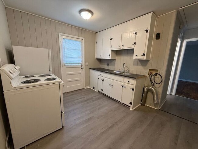 Building Photo - For Rent - 2 Bedroom Apartment Near Downto...