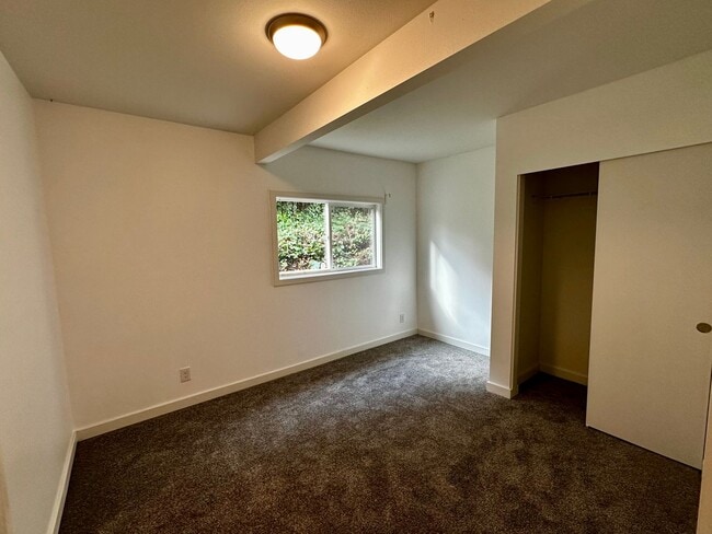 Building Photo - Stylish 4-Bed, 3-Bath Home in South Seattle