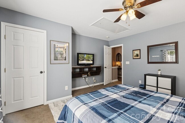Building Photo - 6037 Queens Walk Ct