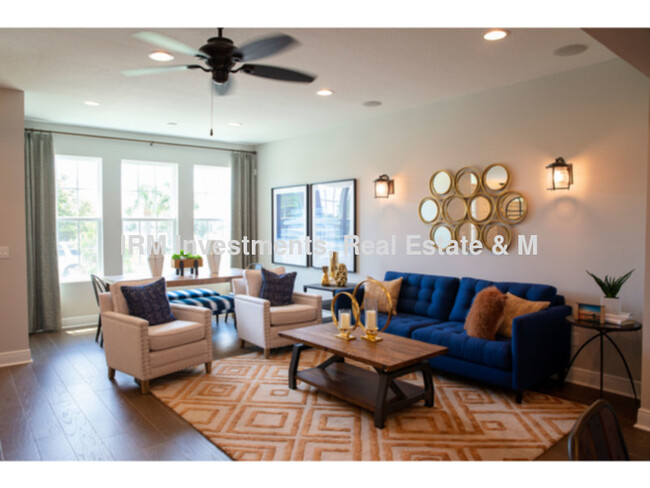 Building Photo - 2 bed 2.5 bath townhome 2 car garage