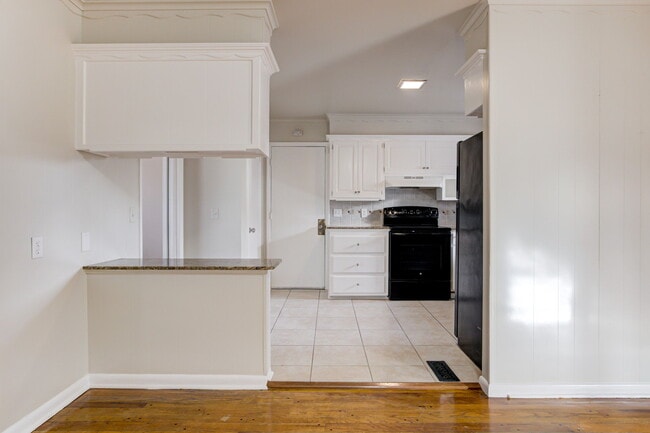 Building Photo - 5000 N Linn Ave