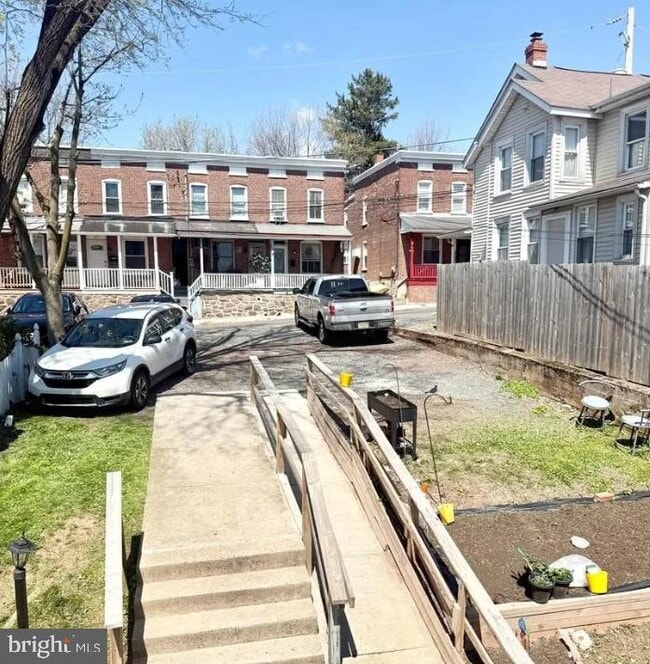 Building Photo - 327 Main St