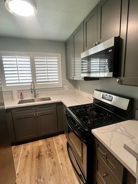 New over the top microwave - 5525 Canoga Ave