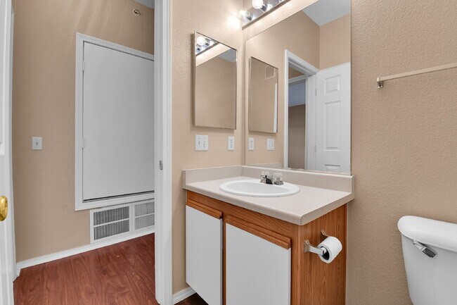 Building Photo - $2,195.00, 2 bed, 1 .5 bath located in Aur...