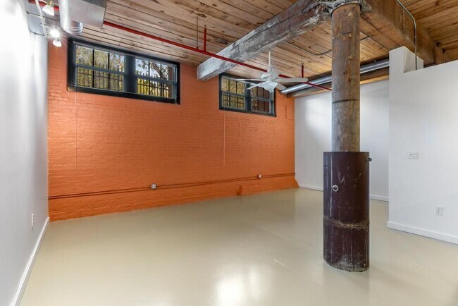Building Photo - 170 Boulevard SE