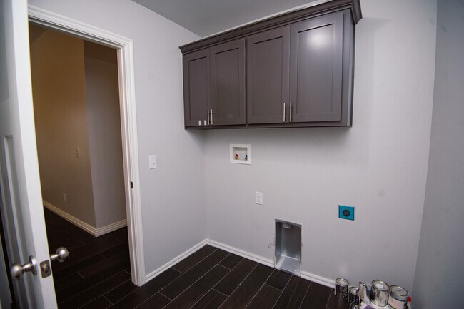 Building Photo - 4405 W Country Club Dr
