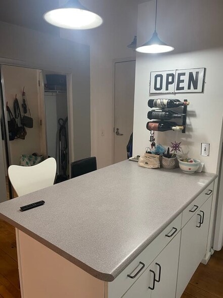 Kitchen island - 728 W Jackson Blvd