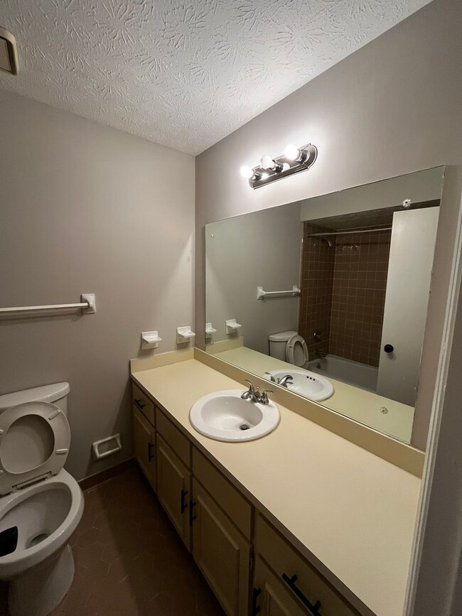 Building Photo - Cozy and Affordable!!