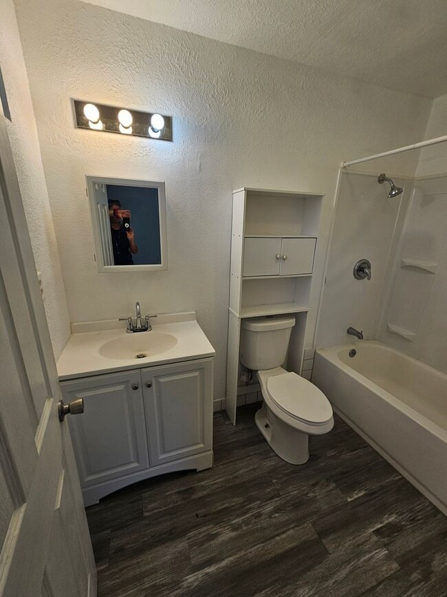 Building Photo - Park like setting Lower Lake