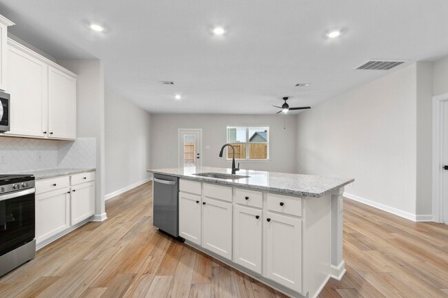 Building Photo - 910 Whispering Winds Dr