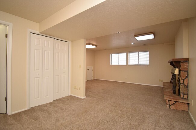Building Photo - Bright 3 Bed in North Salt Lake – Near Parks, Trails, Shopping & Dining!!