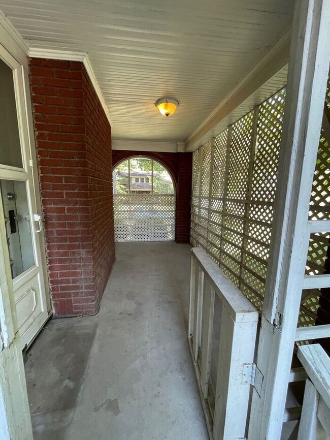 Building Photo - Charming 3 bedroom, 1.5 bathroom home in I...