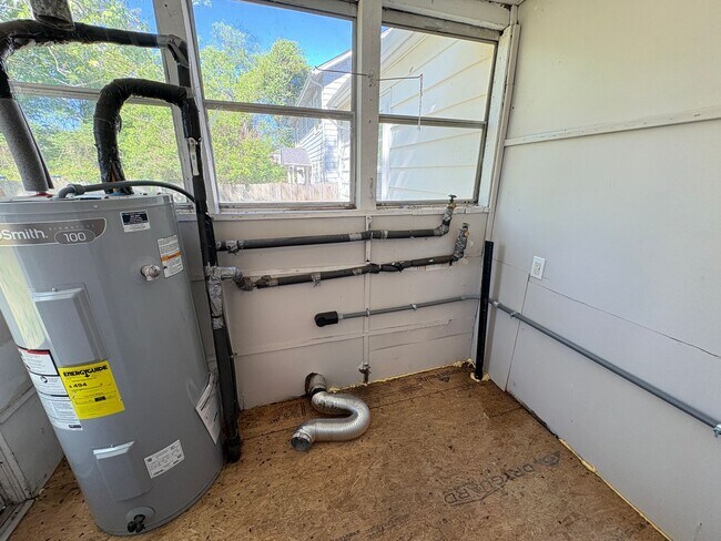 Building Photo - 2 Bedroom, 1 Bathroom House in High Point!